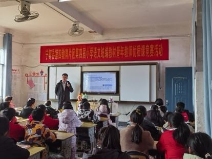 建行上海市分行宣教志愿者向山区孩子们讲解网络游戏中的诈骗