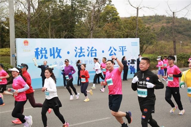“奔跑贵阳·2025贵阳贵安樱花半程马拉松赛”在贵安樱花园燃情起跑。