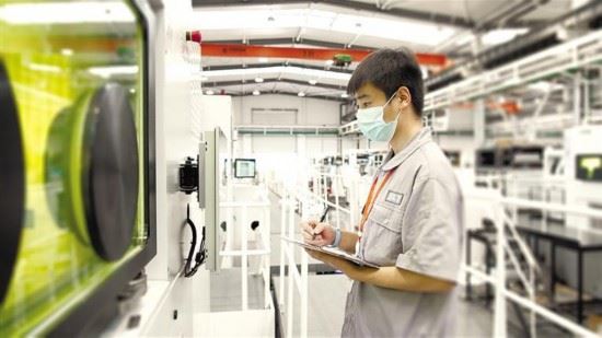 5月21日，西安铂力特增材技术股份有限公司的工作人员在自动化车间工作。