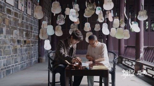 邢昭林体验竹丝编制工艺。主办方供图