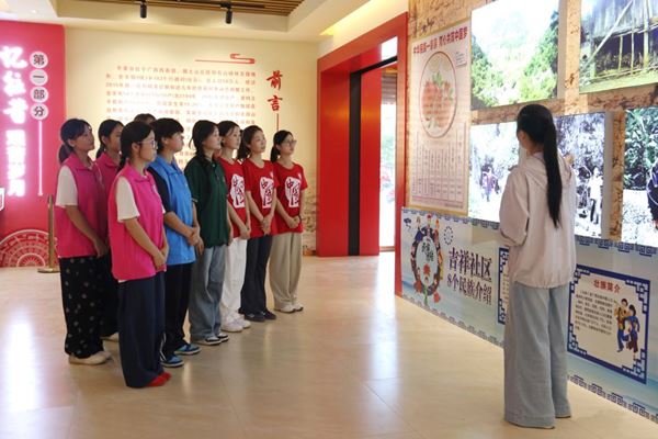 志愿者们参观平果市吉祥社区感恩馆。广西幼师供图