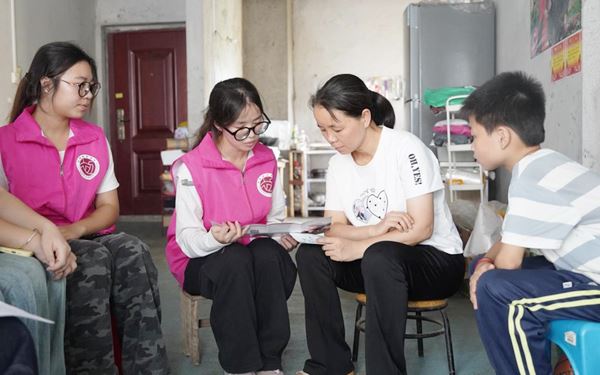 志愿者们入户开展调研。广西幼师供图