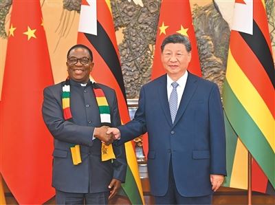习近平会见津巴布韦总统姆南加古瓦
