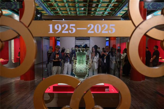 观众在“百年守护——从紫禁城到故宫博物院”展览上观赏青铜莲鹤方壶。新华社记者 金良快摄