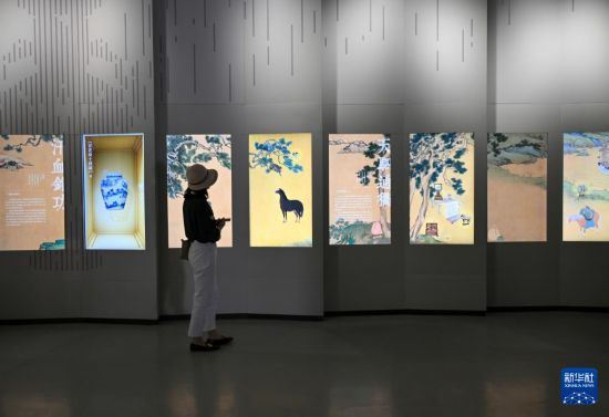 观众在故宫大高玄殿数字馆参观“腾跃古今——马文化数字艺术展”。新华社记者 金良快摄