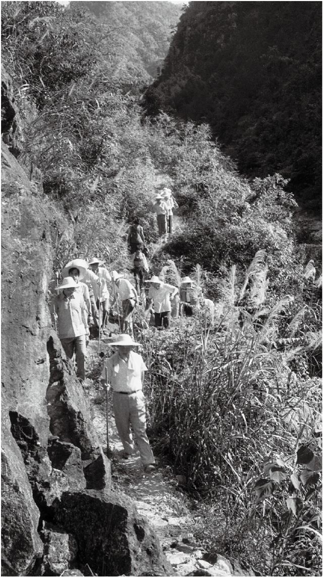 1989年7月,习近平一行到寿宁县下党乡调研。